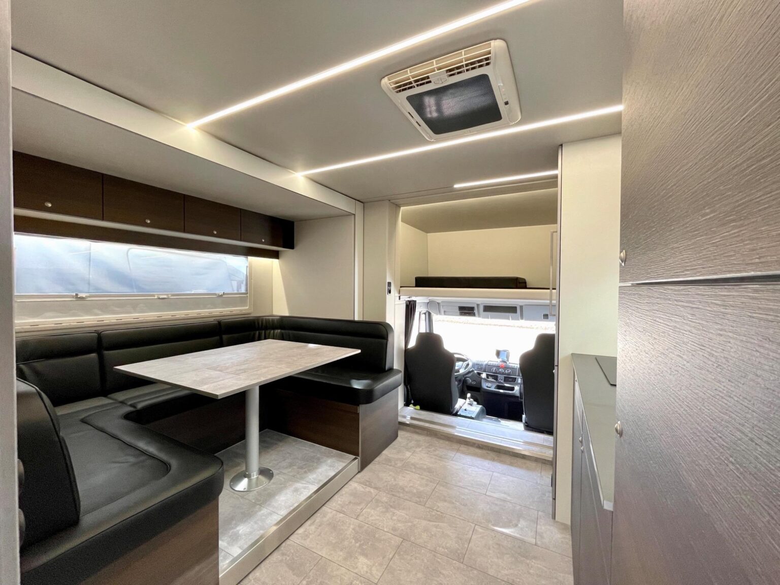 RJH Ecoline H5 Wohnbereich mit schwarzer Polsterung