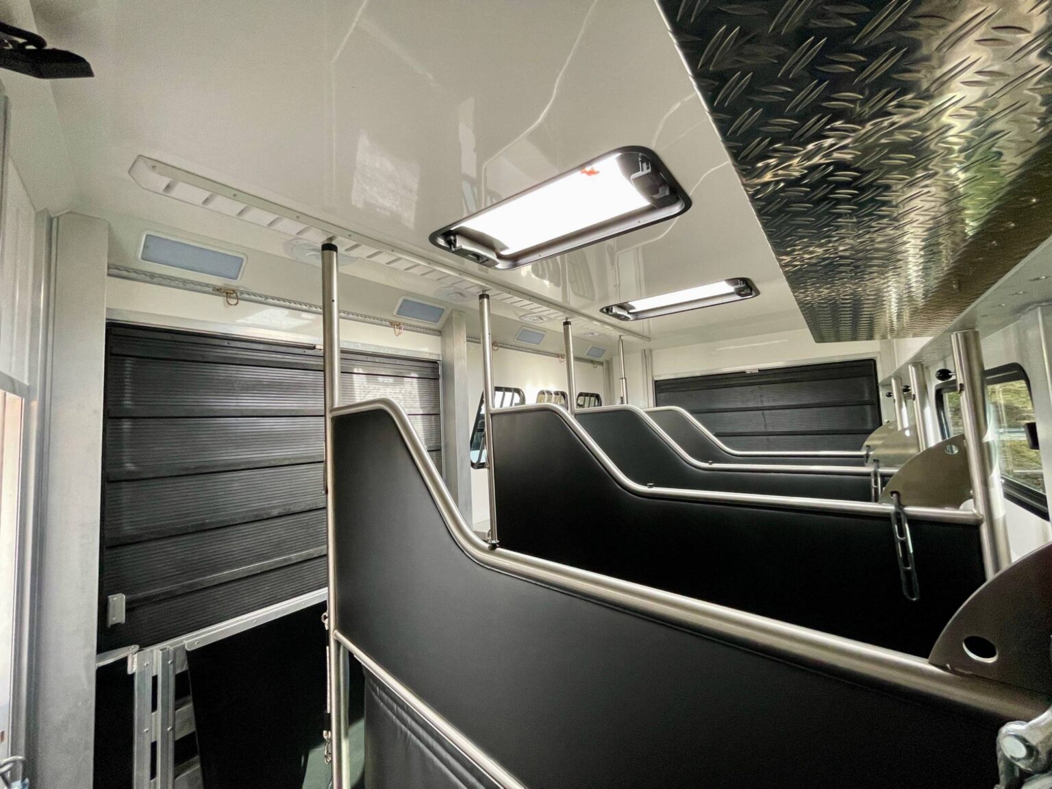 Pferdeabteil mit vier Trennwänden und Oberlichtern