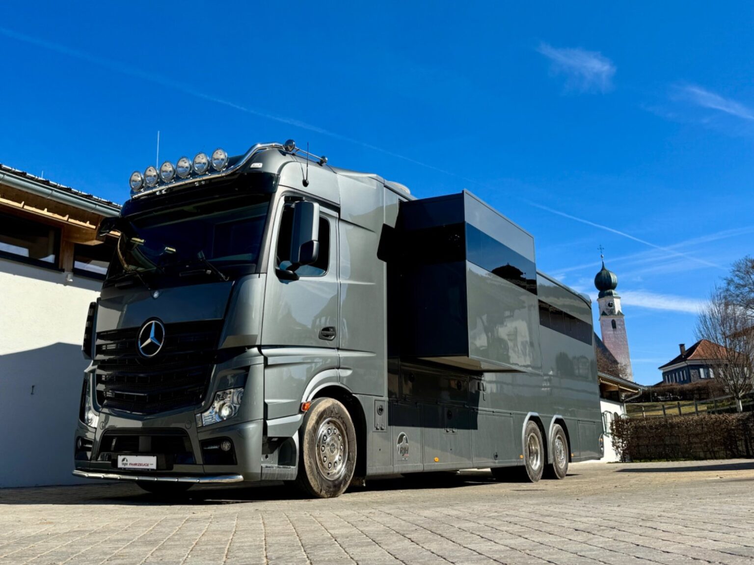 RJH Exclusive H6 mit ausgefahrenem Pop-Out