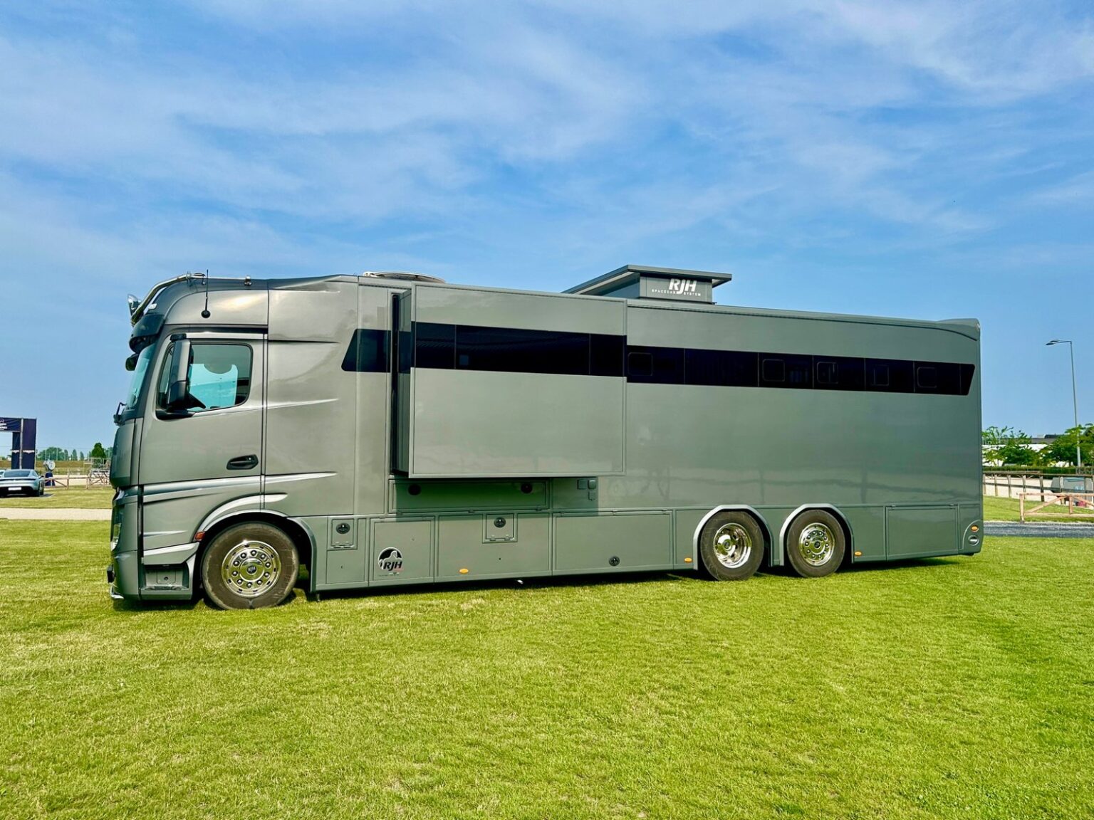 RJH Exclusive H6 mit ausgefahrenem Pop-Out & Space-Cab