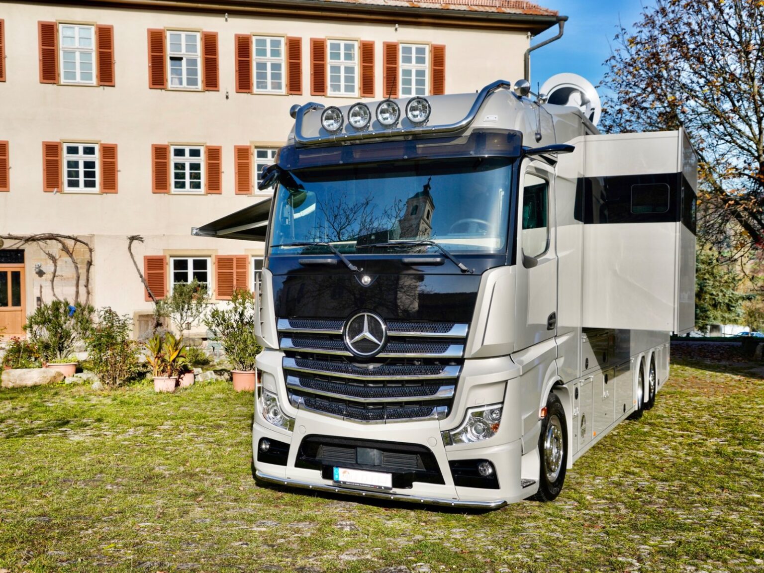 RJH Exclusive H6 mit ausgefahrenem Pop-Out