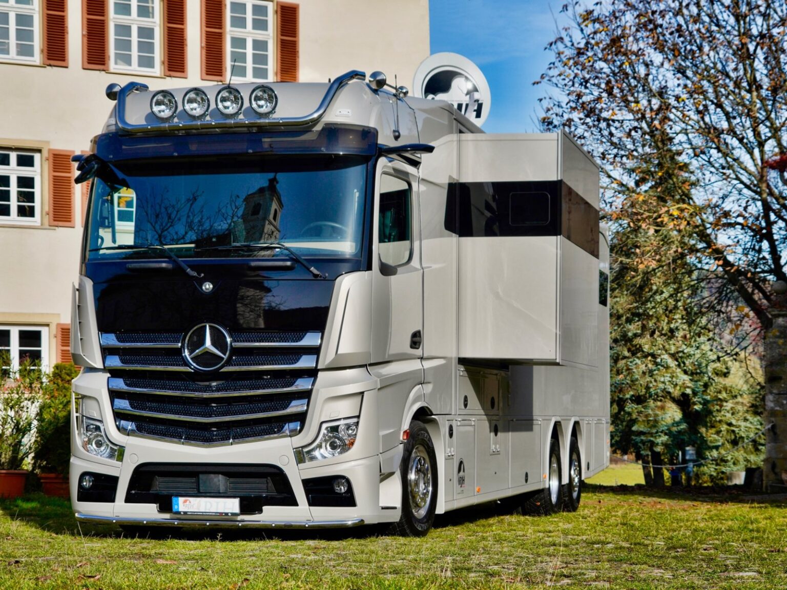 RJH Exclusive H6 mit ausgefahrenem Pop-Out