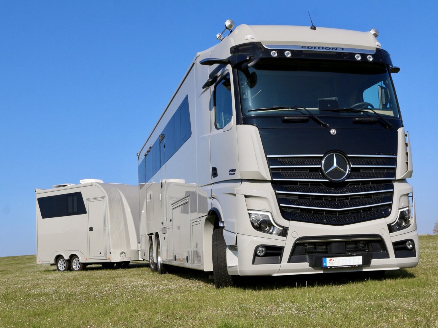 Großer Pferdetransporter mit Pferdeanhänger