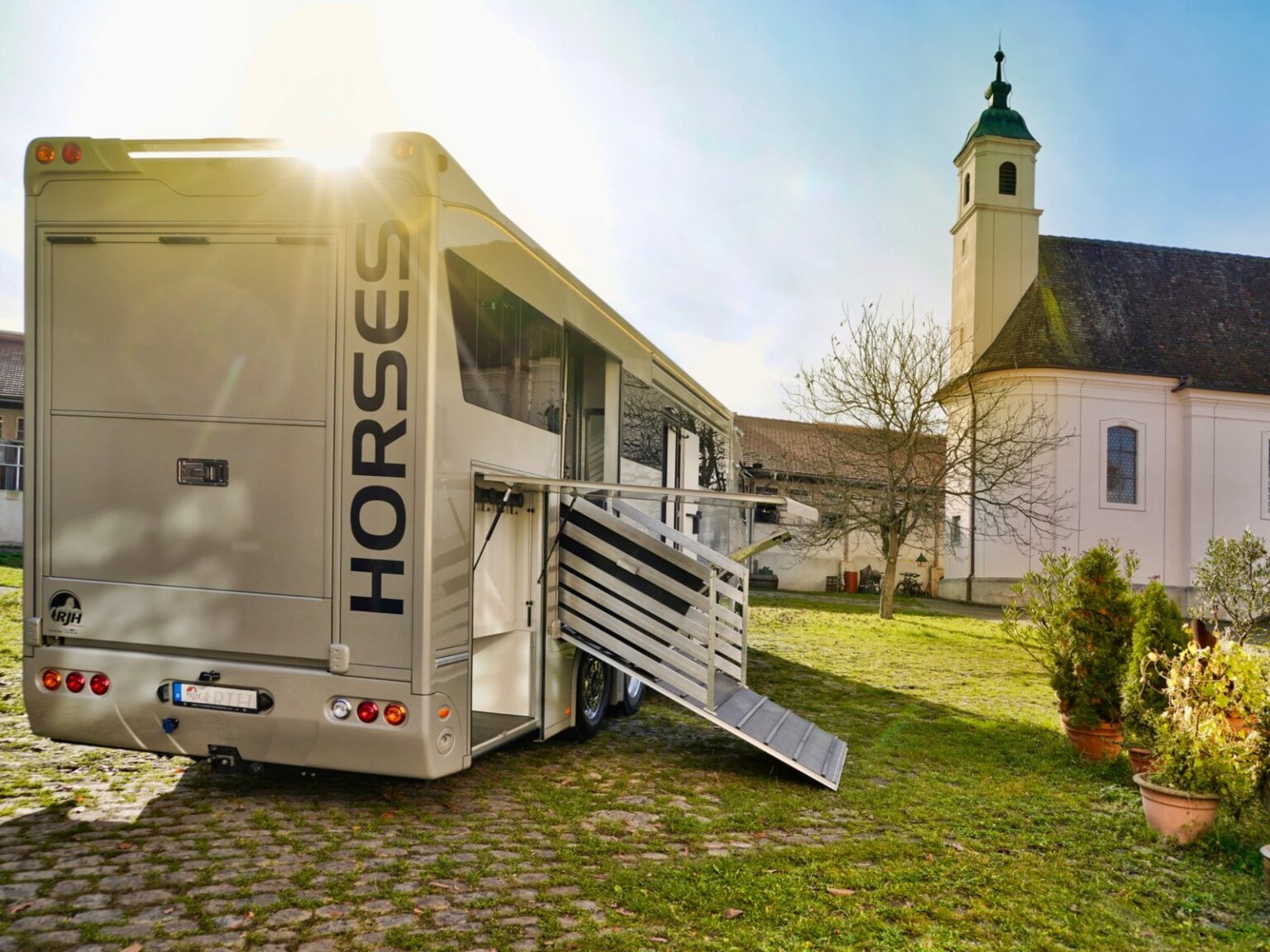 RJH Exclusive H6 mit offener Rampe