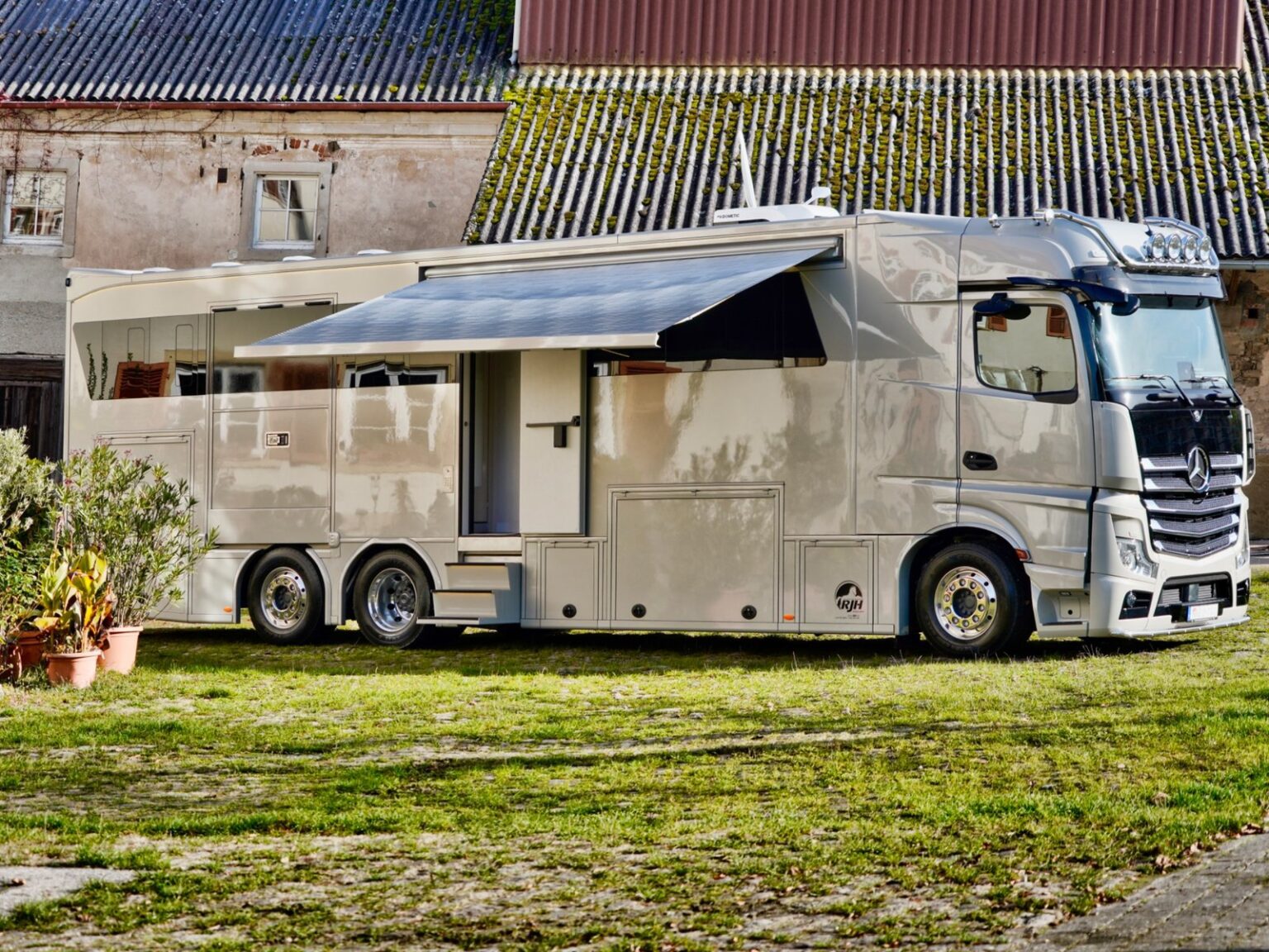 RJH Exclusive H6 mit ausgefahrener Markise