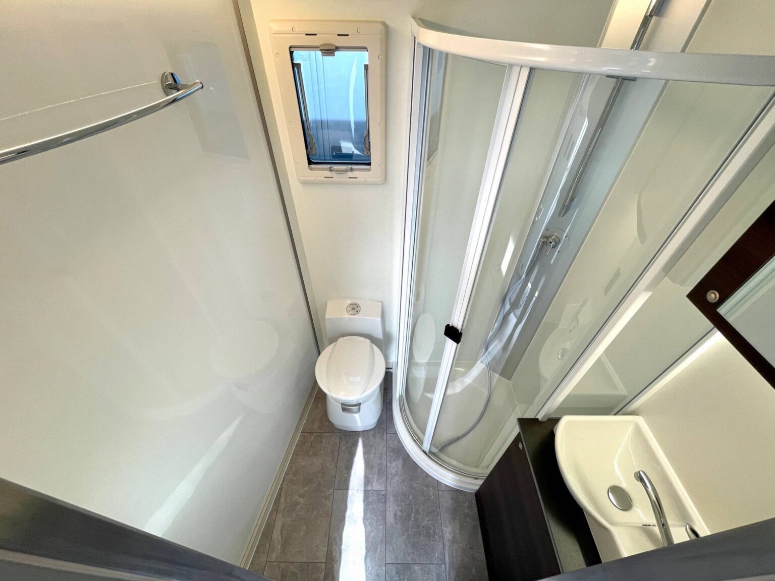 Hochwertiges Badezimmer mit Dusche, WC und Waschbecken im Pferdetransporter