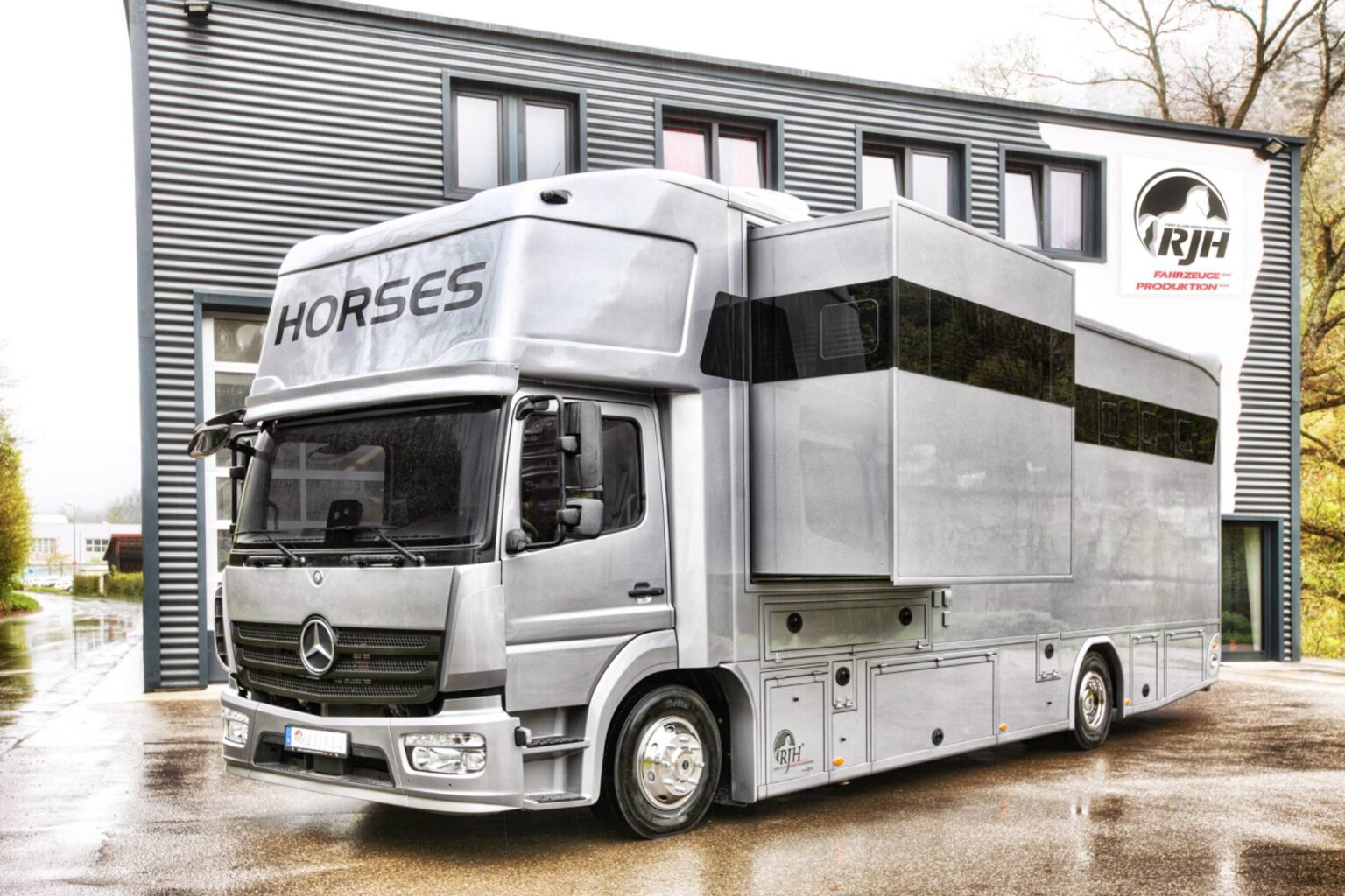 RJH Pferdetransporter mit Pop-Out Modul vor moderner Produktionshalle