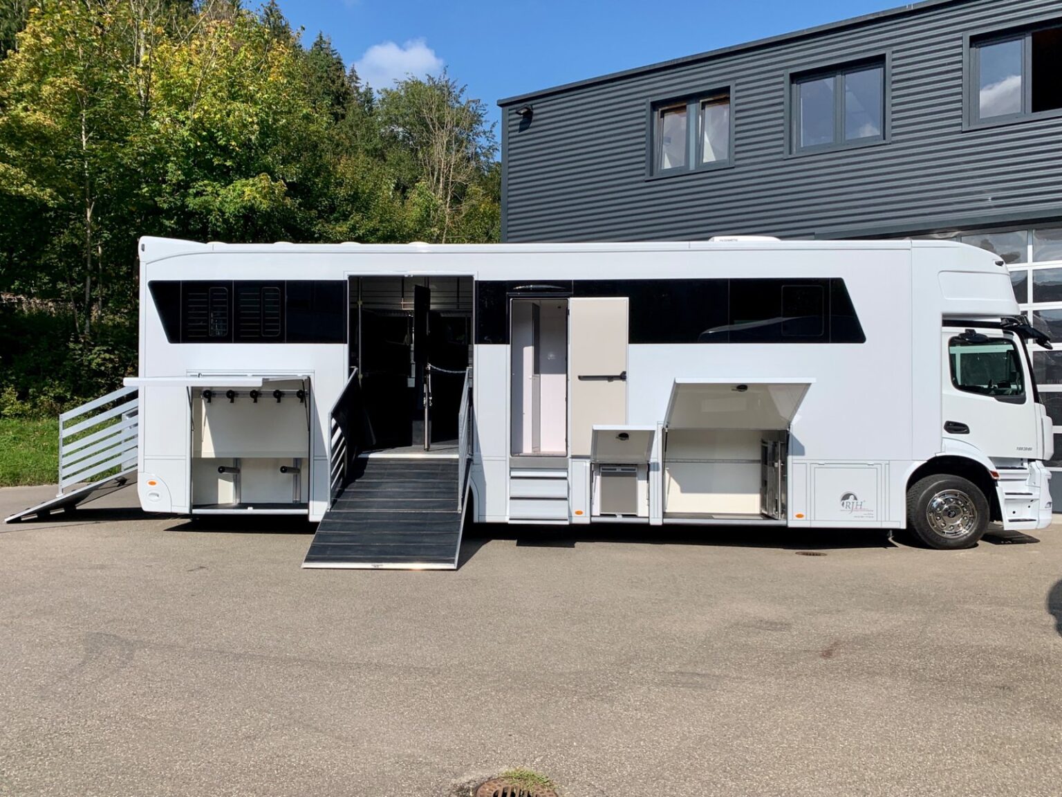 RJH Exclusive H5 mit offener Rampe und Klappen