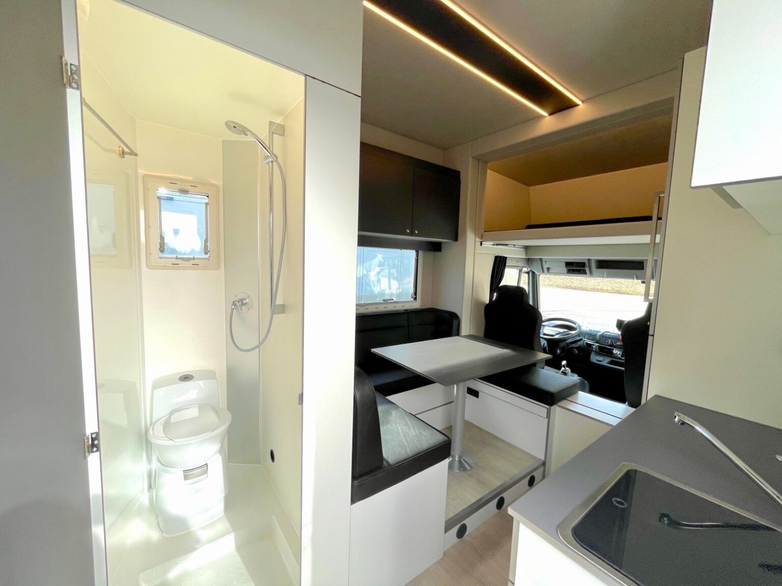 RJH Ecoline H3 Pferdetransporter Wohnbereich mit Badezimmer und Küchenzeile