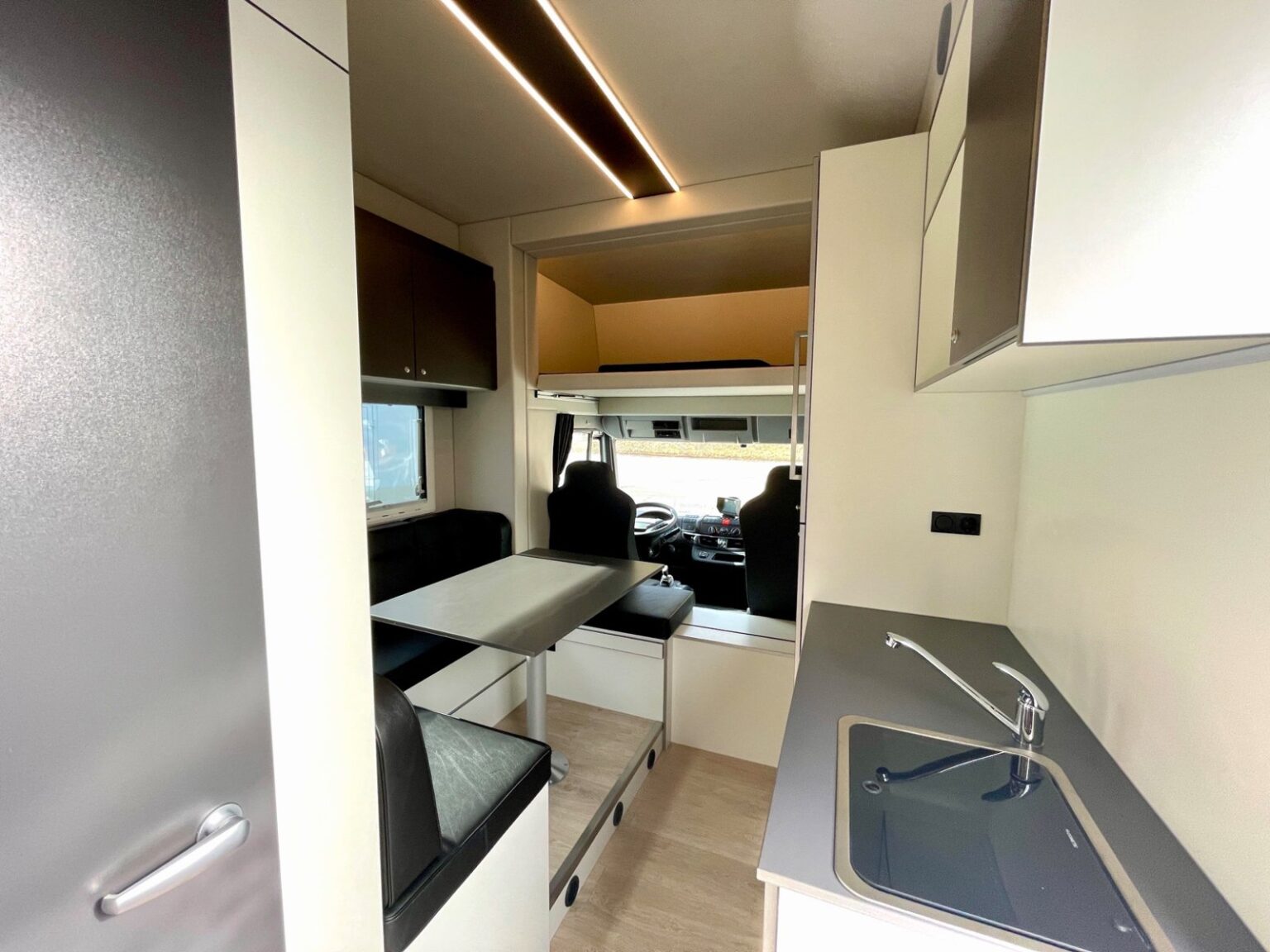 RJH Ecoline H3 Pferdetransporter Wohnbereich mit Küchenzeile