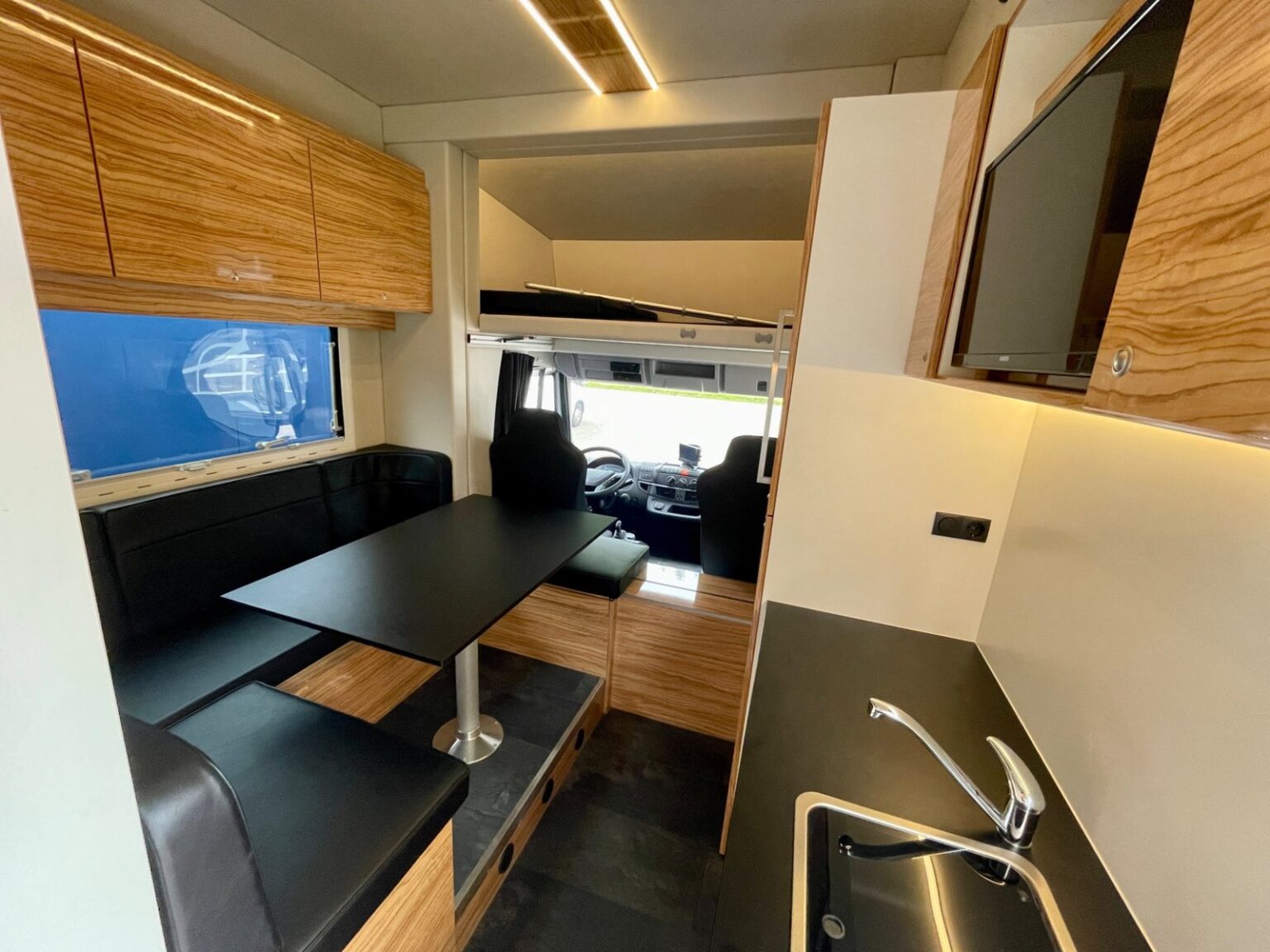 RJH Ecoline H3 Pferdetransporter Wohnbereich mit Küchenzeile