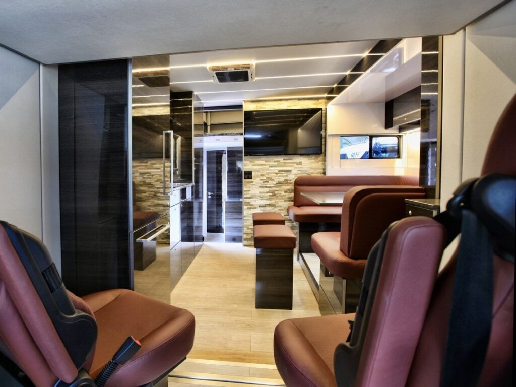 Luxuriöse Wohnkabine eines Pferdetransporters mit braunem Leder und Wänden in Steinoptik