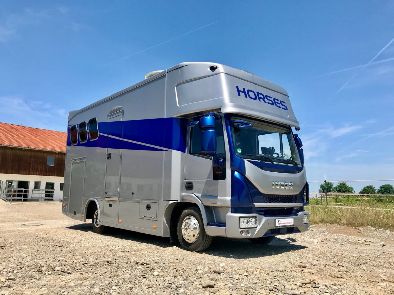 Kleiner Pferdetransporter 7,5 T von Iveco vor einem Stallgebäude
