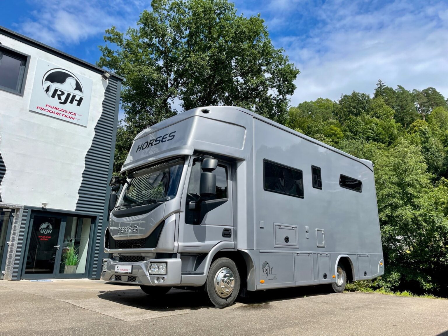 Kleiner Pferdetransporter von RJH in der Farbe hellgrau
