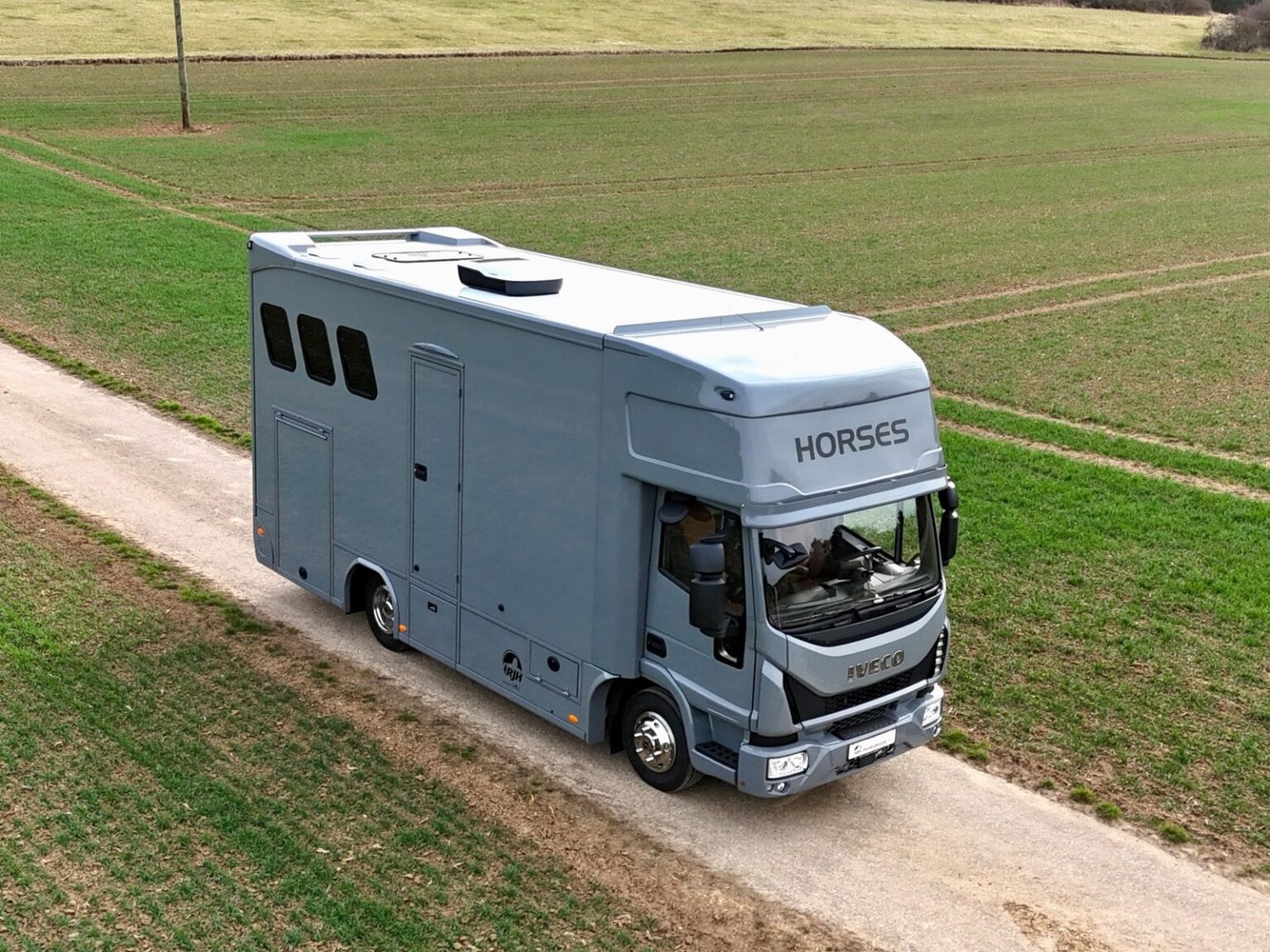 Pferdetransporter 7,5T IVECO in Vogelperspektive auf Feldweg