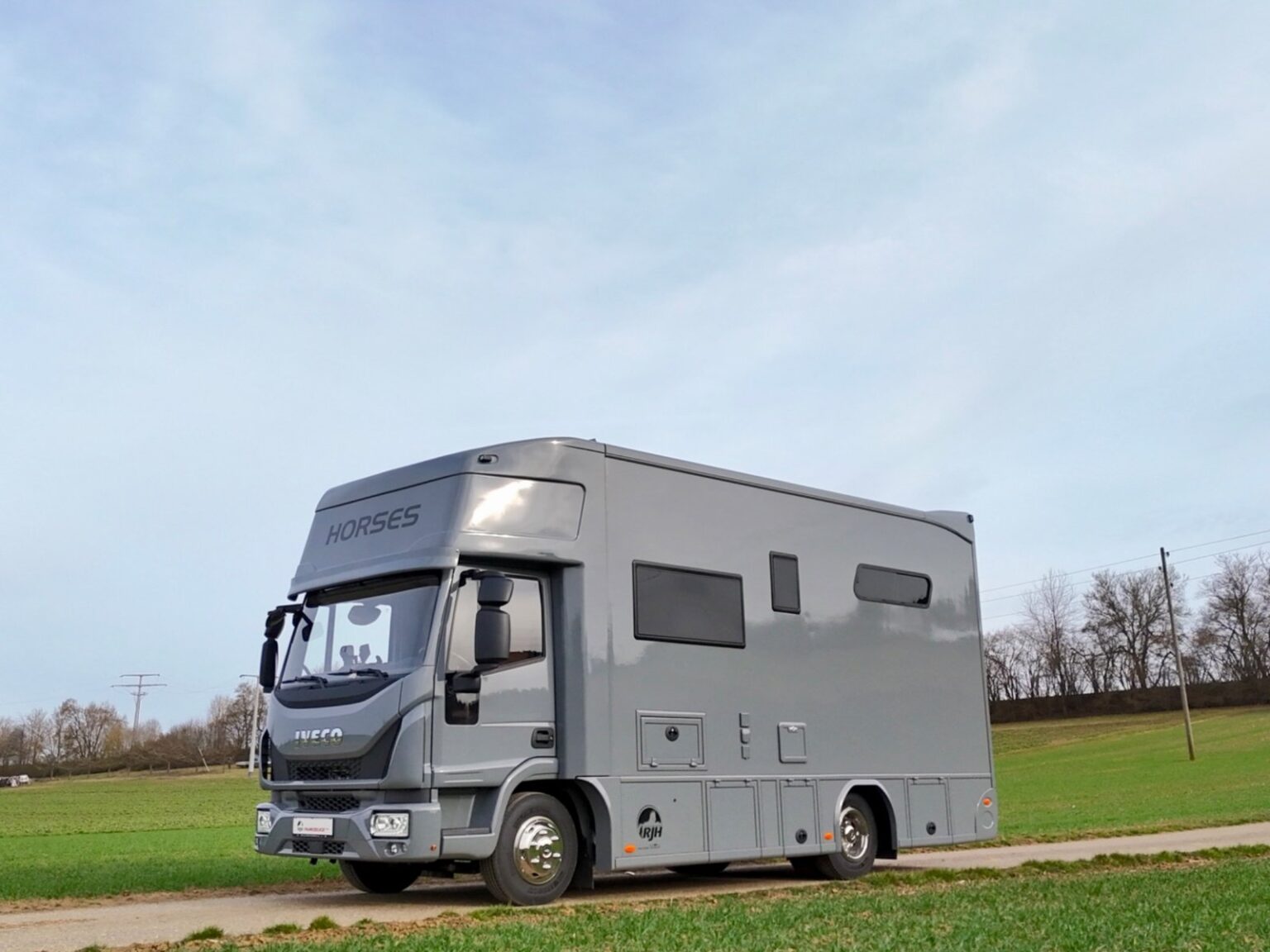 Kleiner Pferdetransporter 7,5T von Iveco auf einem Feldweg