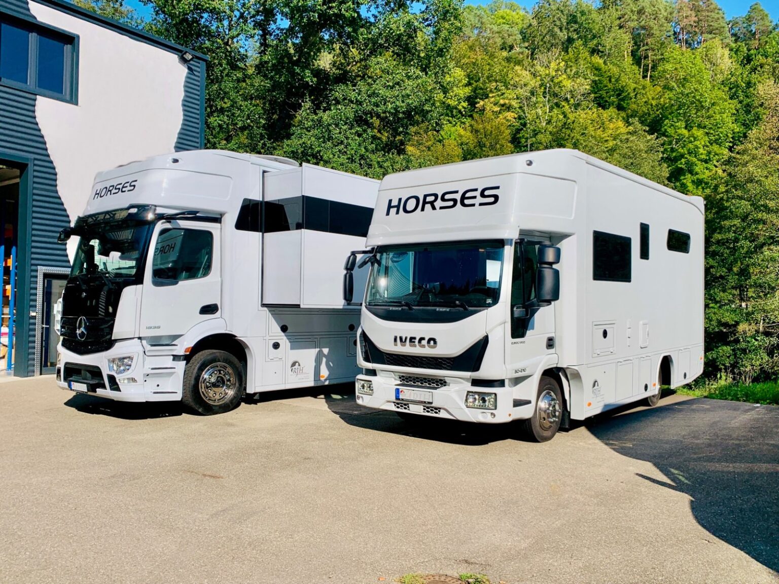 Zwei Pferdetransporter – Mercedes und IVECO – vor RJH Firmengebäude