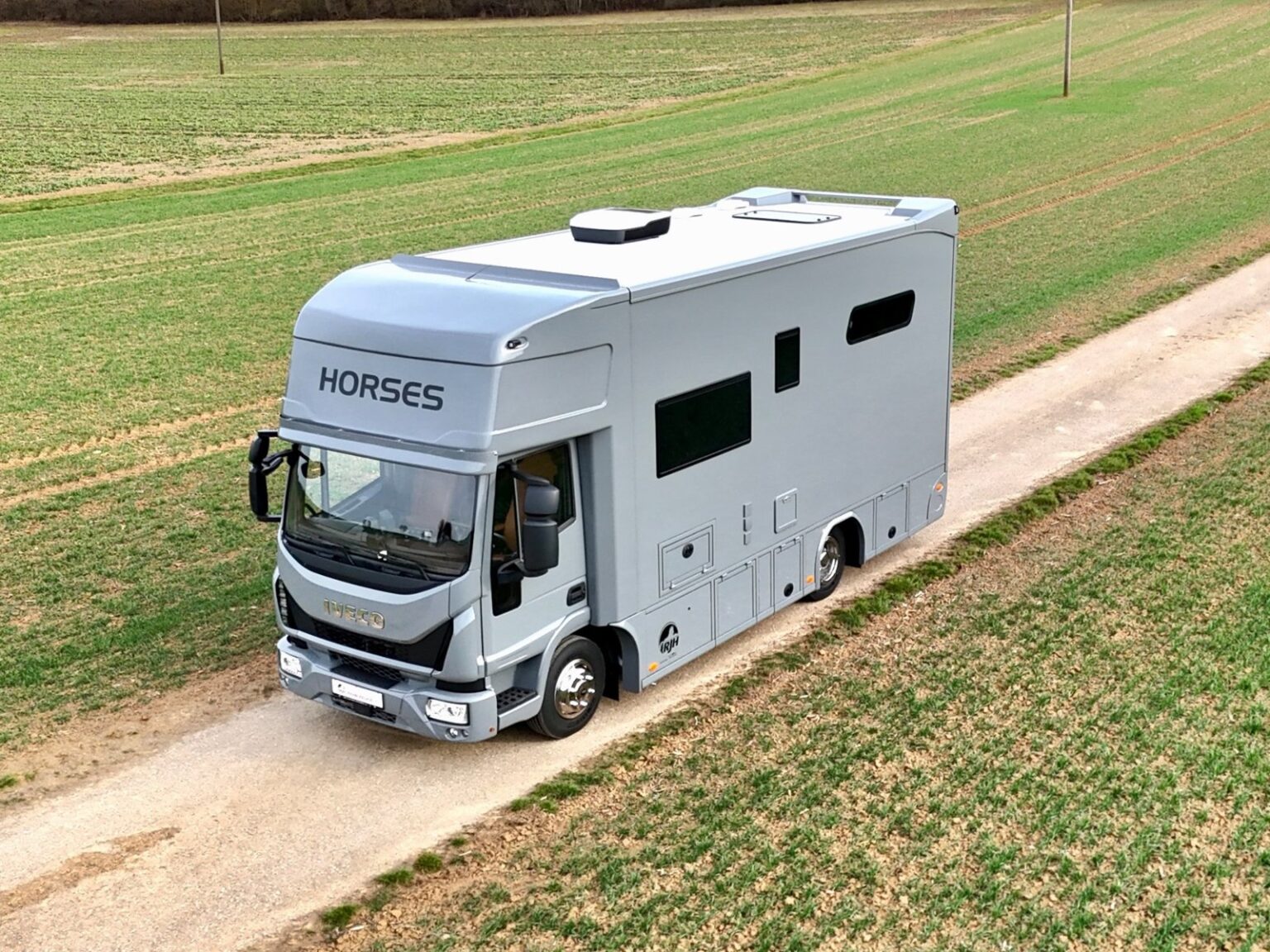 Kleiner Pferdetransporter IVECO in Vogelperspektive auf Feldweg