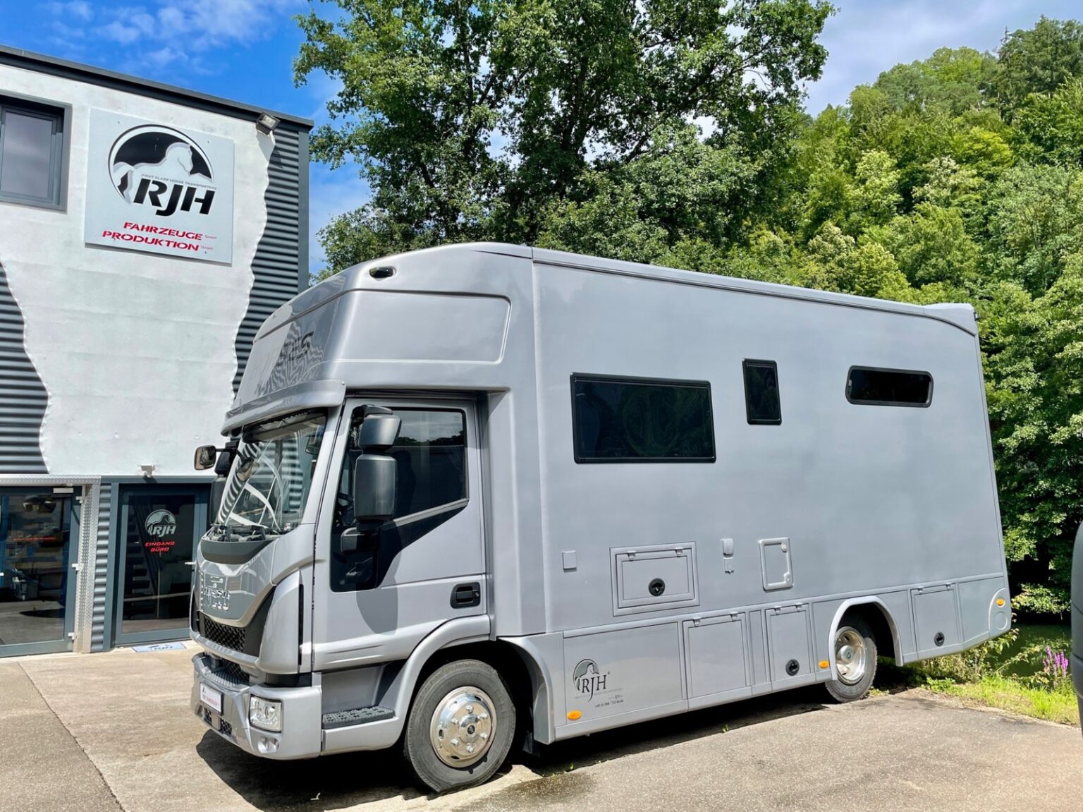 Kleiner Pferdetransporter vor der RJH Fahrzeugproduktion