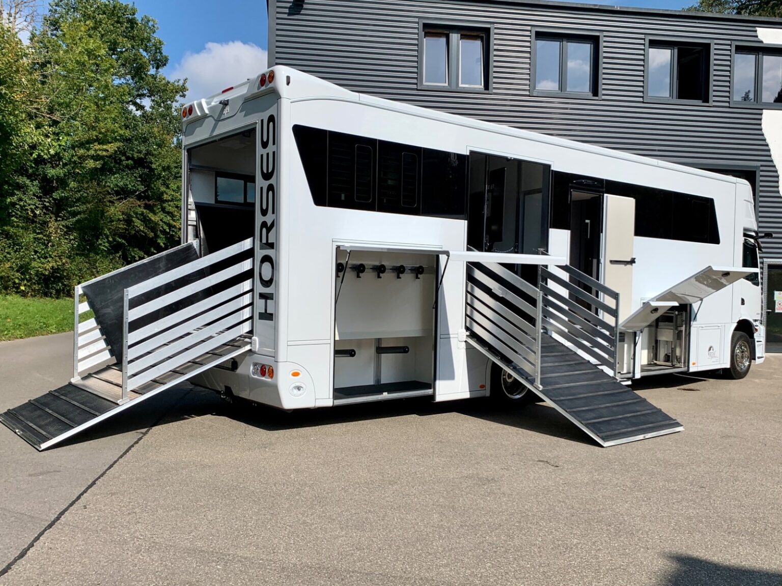 RJH Exclusive H5 mit offener Rampe und Klappen