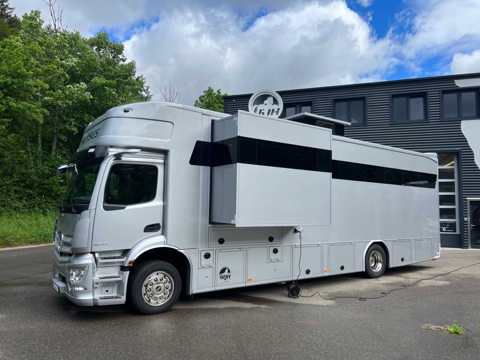 RJH Exclusive H5 mit ausgefahrenem Pop-Out und Space-Cab