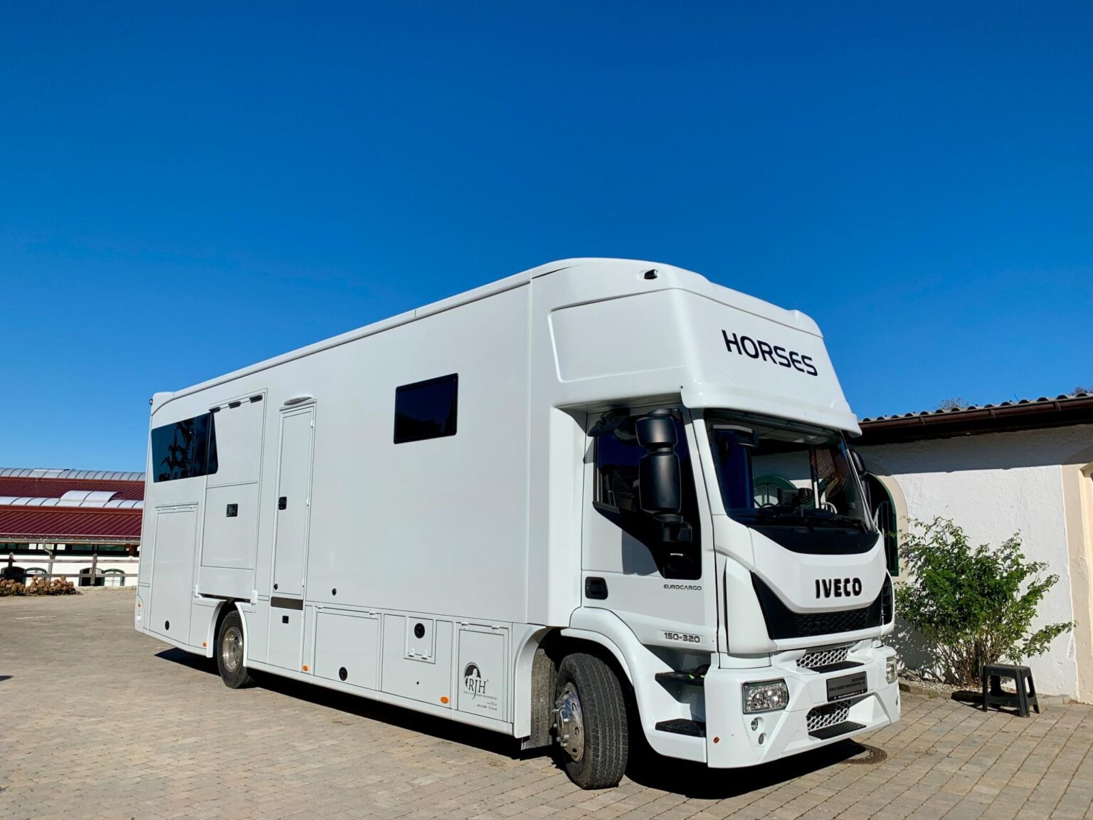 Rechte Außenansicht eines weißen IVECO Pferdetransporters