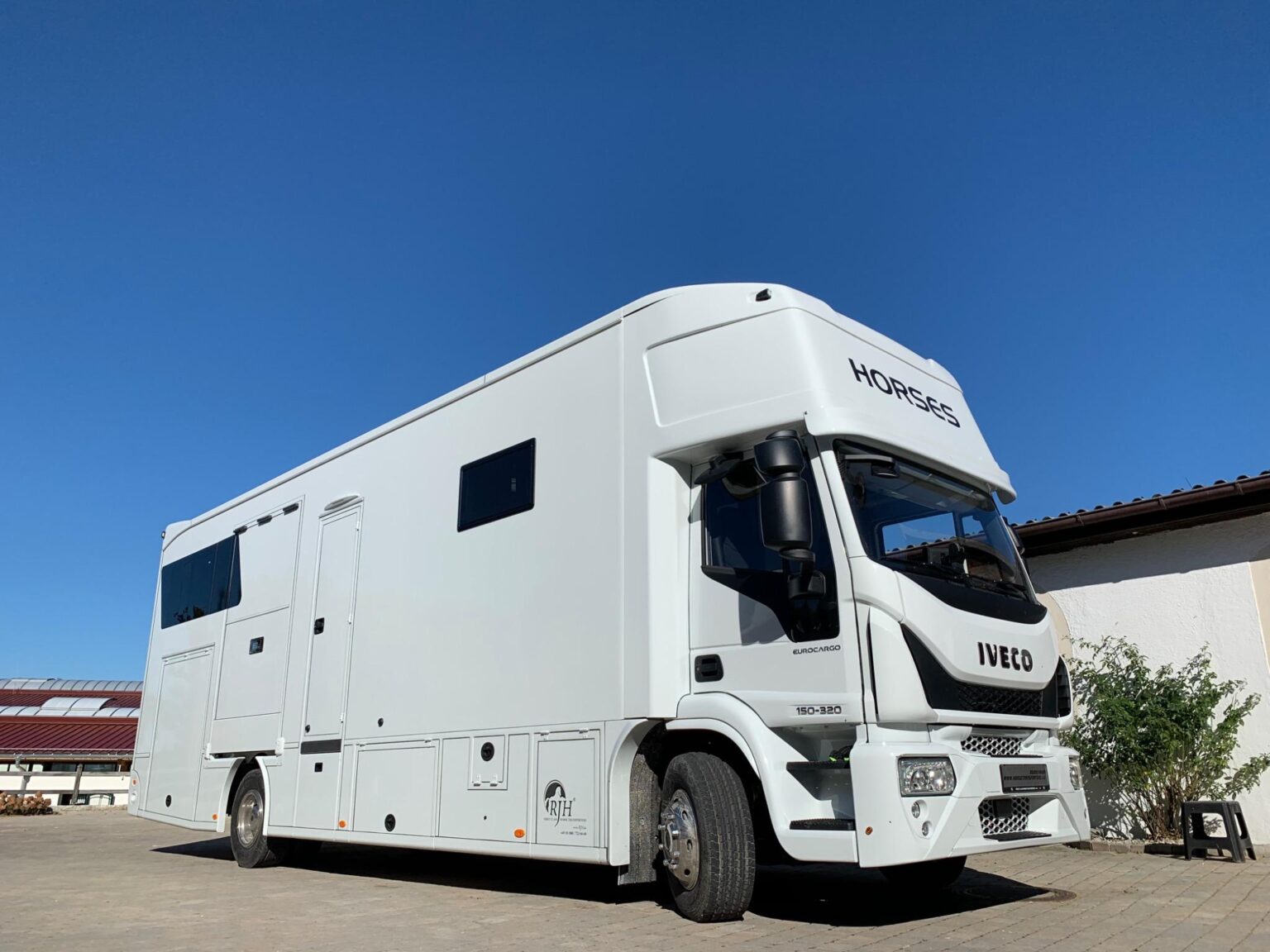 Weißer Iveco Pferdetransporter von unten fotografiert