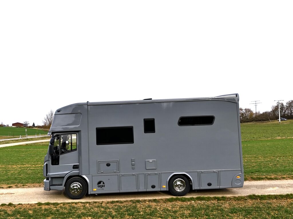 RJH Ecoline H3 IVECO 80E Pferdetransporter