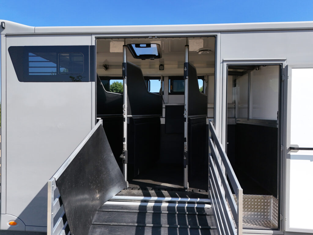 RJH Sport Pro H3 Pferdetransporter für bis zu 3 Pferde mit Wohnkabine - Gebrauchtfahrzeug