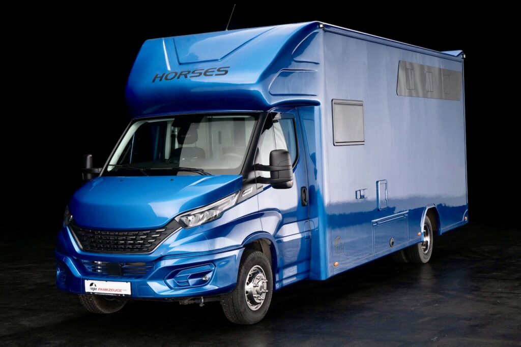 RJH Sport Pro H3 IVECO Daily 3-Pferdetransporter mit Wohnkabine
