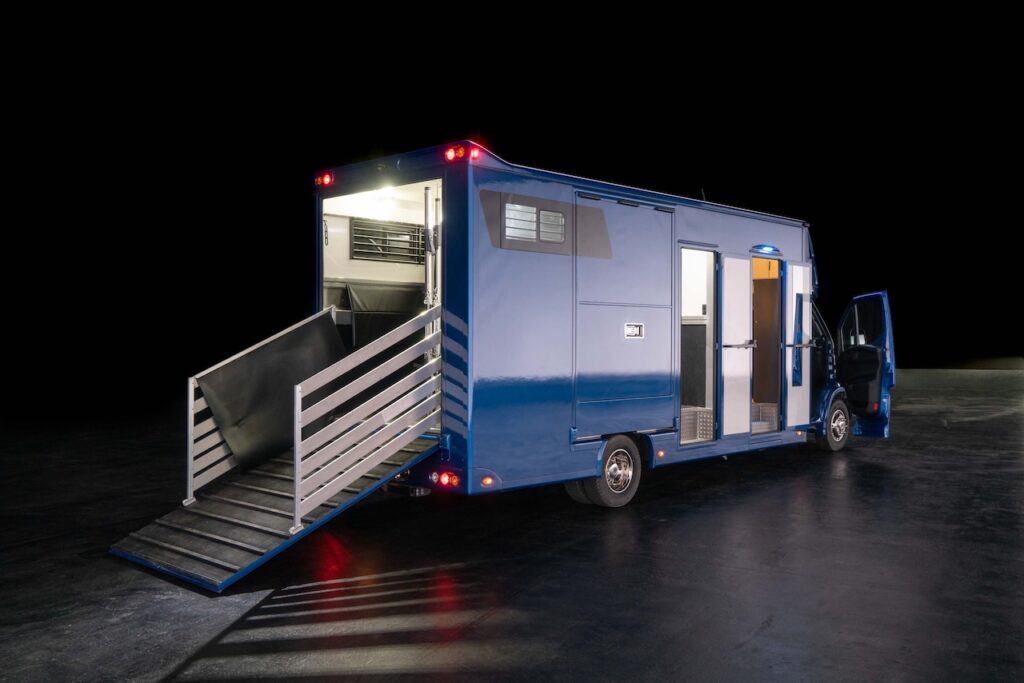 RJH Sport Pro H3 IVECO Daily 3-Pferdetransporter mit Wohnkabine