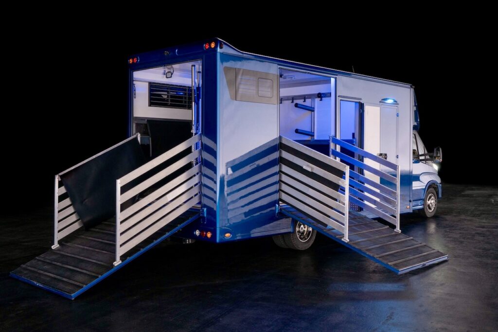 RJH Sport Pro H3 IVECO Daily 3-Pferdetransporter mit Wohnkabine