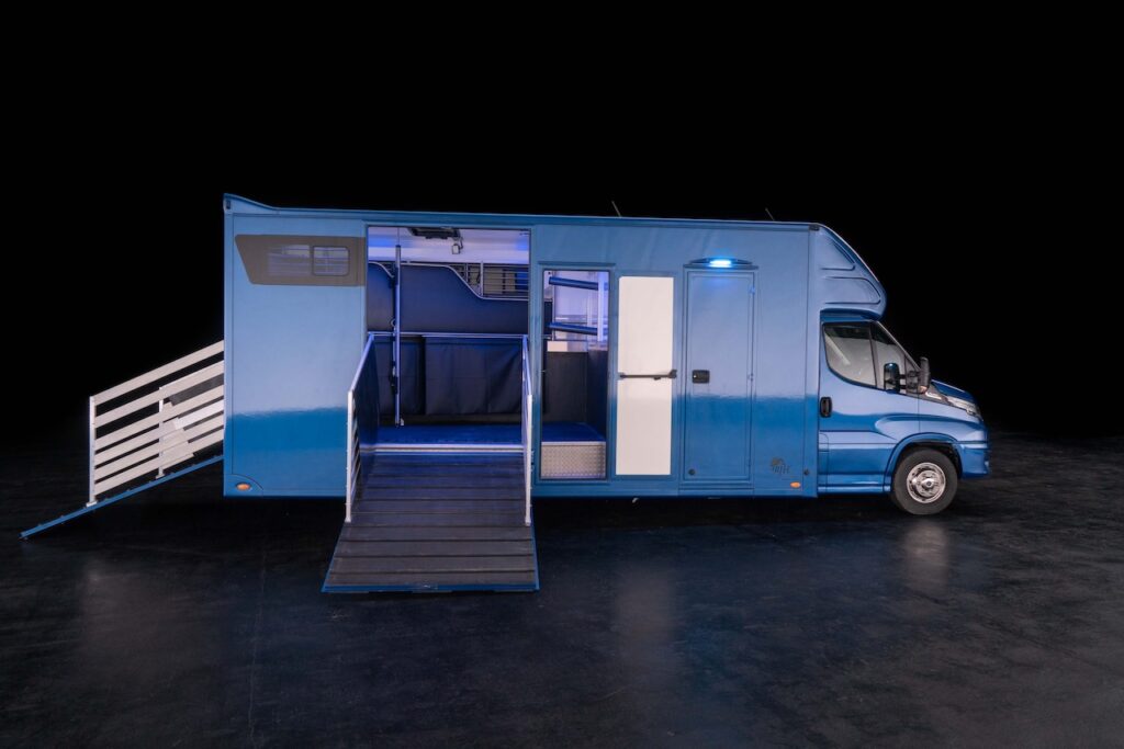 RJH Sport Pro H3 IVECO Daily 3-Pferdetransporter mit Wohnkabine