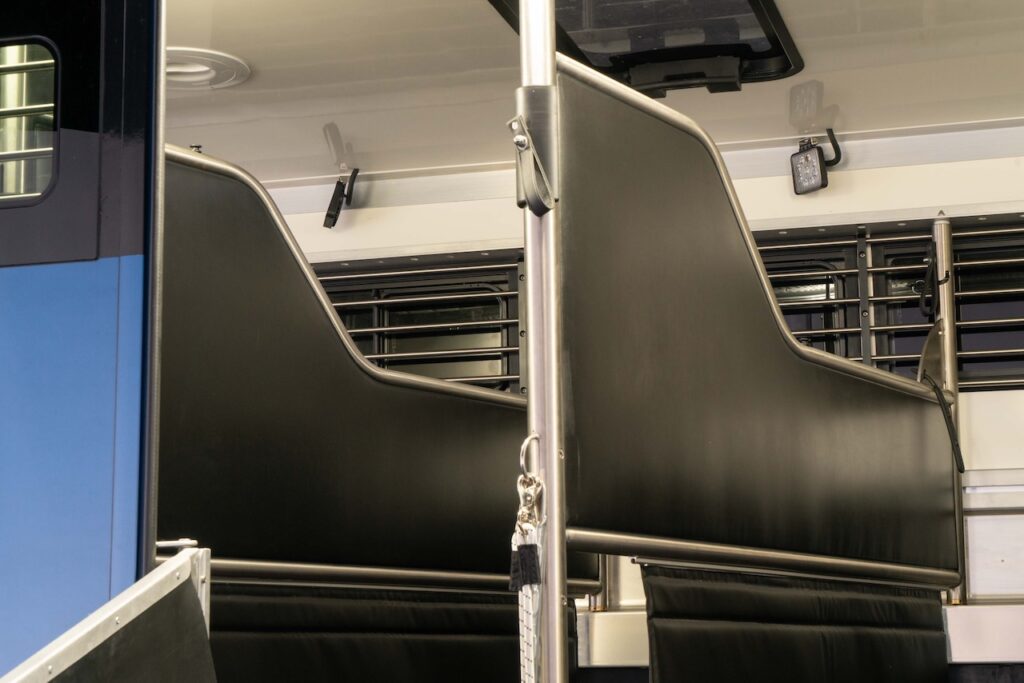 RJH Sport Pro H3 IVECO Daily 3-Pferdetransporter mit Wohnkabine