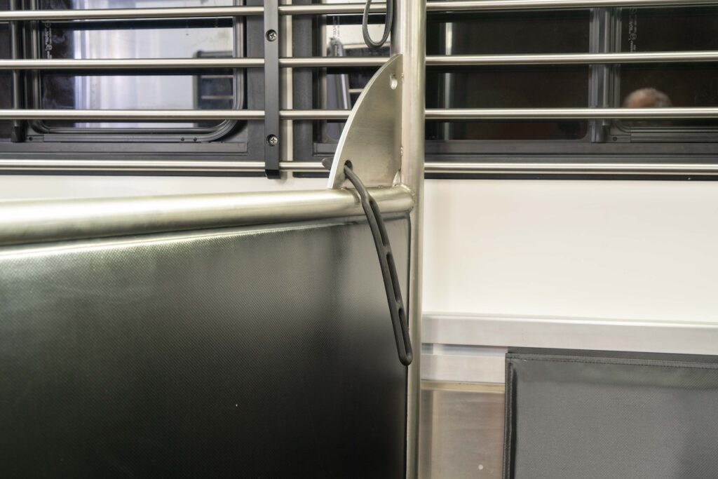 RJH Sport Pro H3 IVECO Daily 3-Pferdetransporter mit Wohnkabine