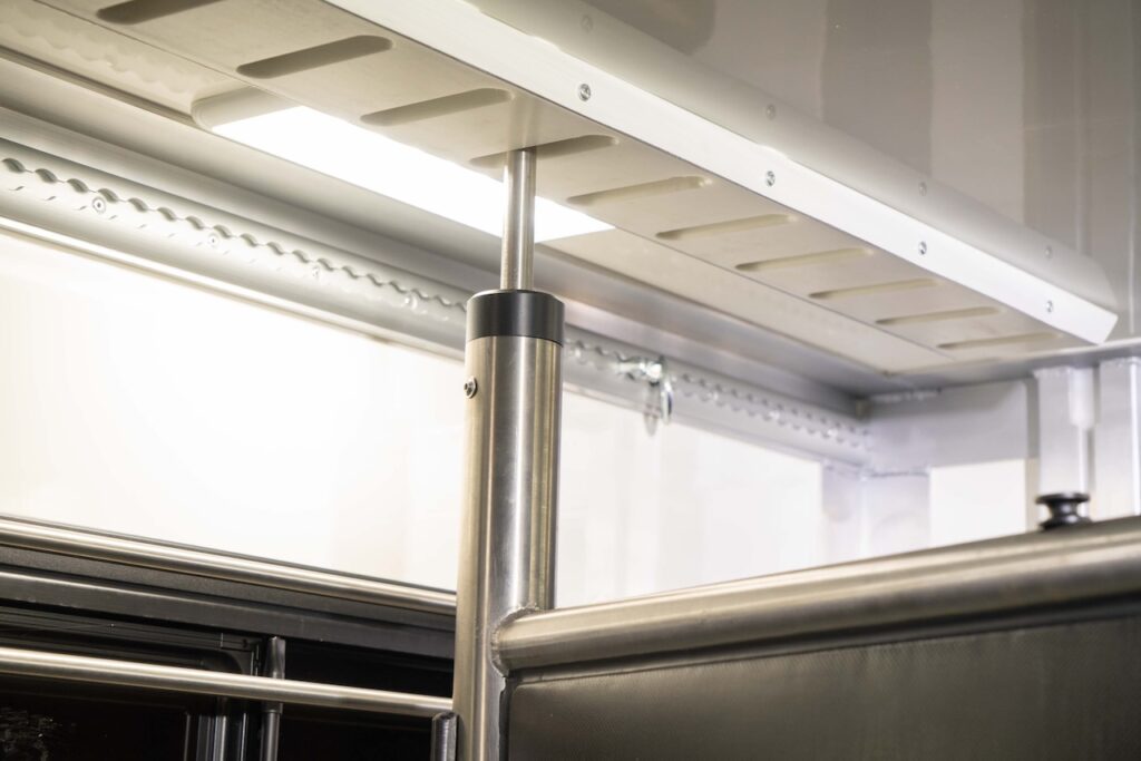 RJH Sport Pro H3 IVECO Daily 3-Pferdetransporter mit Wohnkabine