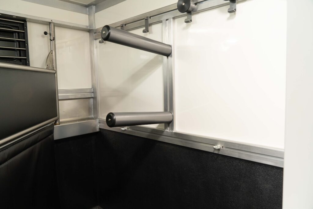 RJH Sport Pro H3 IVECO Daily 3-Pferdetransporter mit Wohnkabine