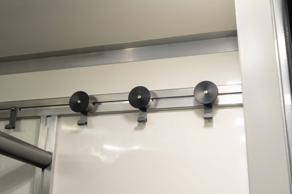 RJH Sport Pro H3 IVECO Daily 3-Pferdetransporter mit Wohnkabine