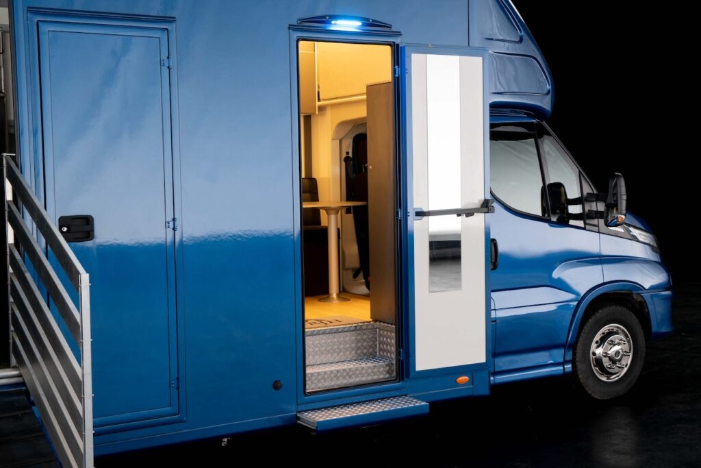 RJH Sport Pro H3 IVECO Daily 3-Pferdetransporter mit Wohnkabine