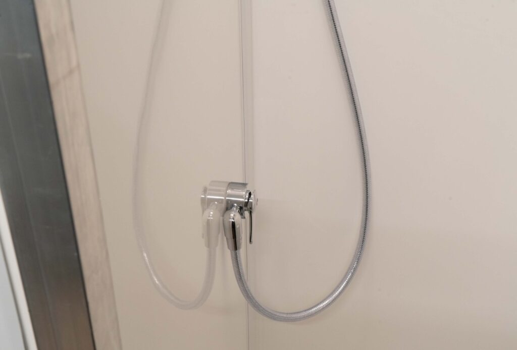 RJH Sport Pro H3 IVECO Daily 3-Pferdetransporter mit Wohnkabine