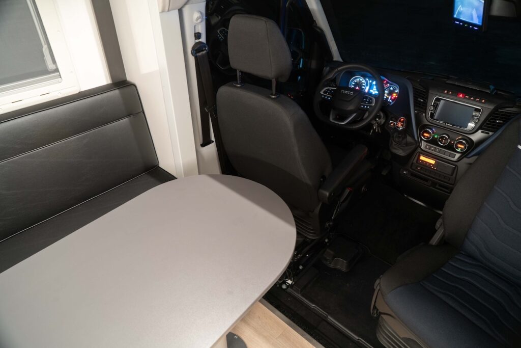 RJH Sport Pro H3 IVECO Daily 3-Pferdetransporter mit Wohnkabine