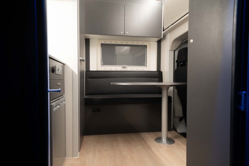 RJH Sport Pro H3 IVECO Daily 3-Pferdetransporter mit Wohnkabine