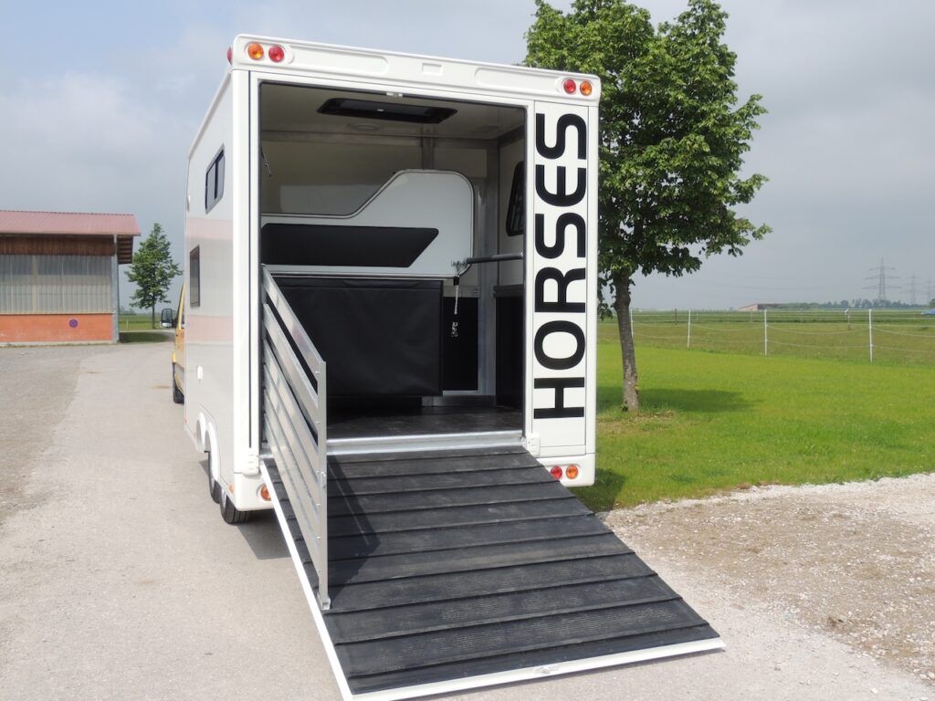 RJH TRAILER 600 Pferdeanhänger 2 Horses grosse Wohnkabine mit Dusche