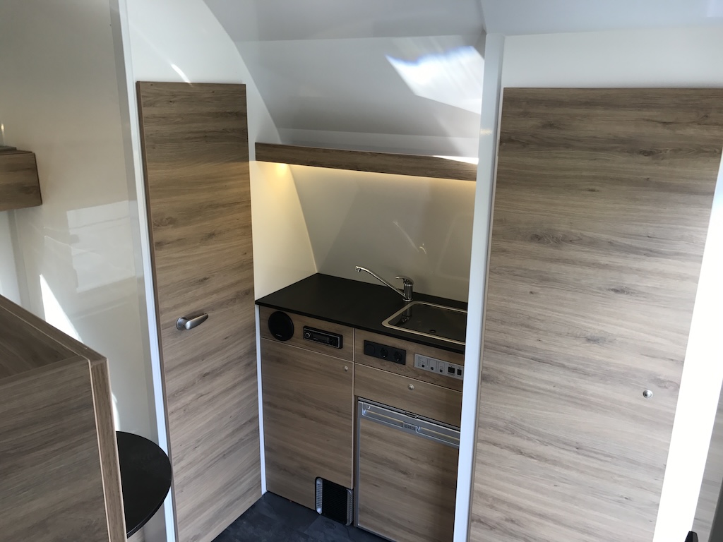 RJH Trailer 675 - Pferdeanhänger für bis zu 3 Pferde mit großer Wohnkabine