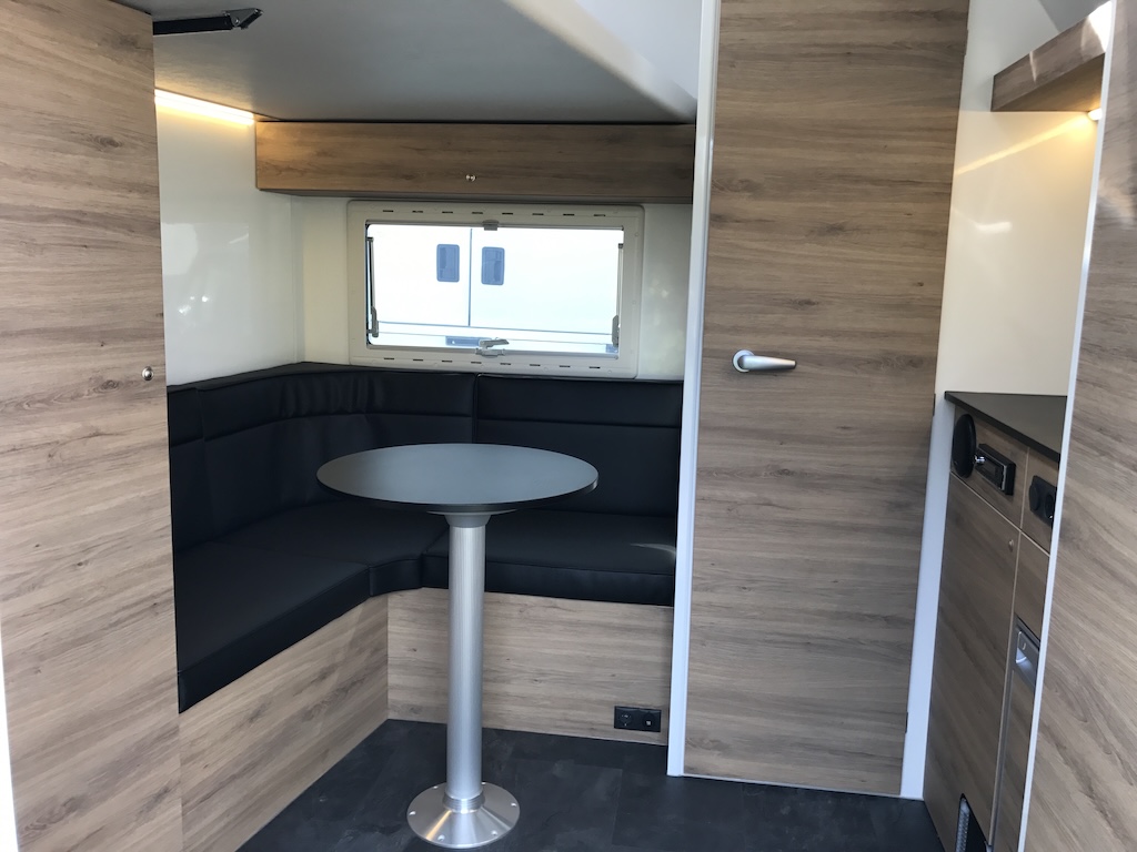 RJH Trailer 675 - Pferdeanhänger für bis zu 3 Pferde mit großer Wohnkabine