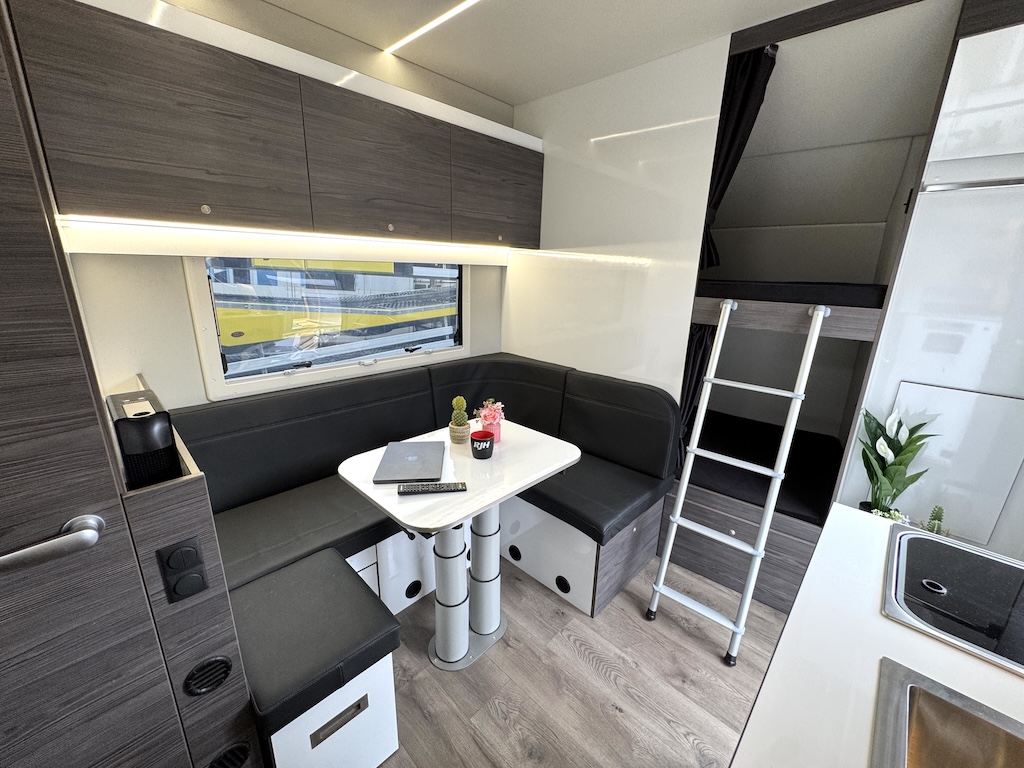 RJH Anhänger LUXUSWOHNWAGEN 3,5 Heckgarage Vollausstattung NEU