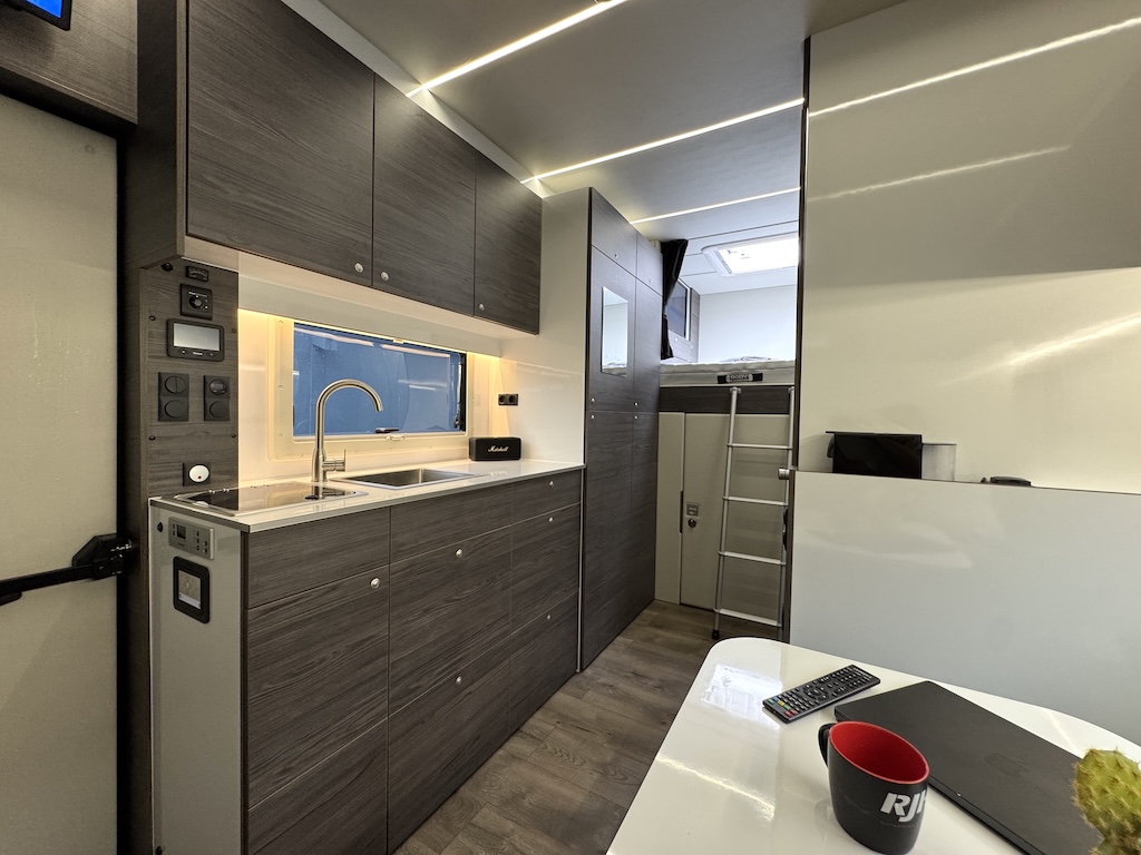 RJH Anhänger LUXUSWOHNWAGEN 3,5 Heckgarage Vollausstattung NEU