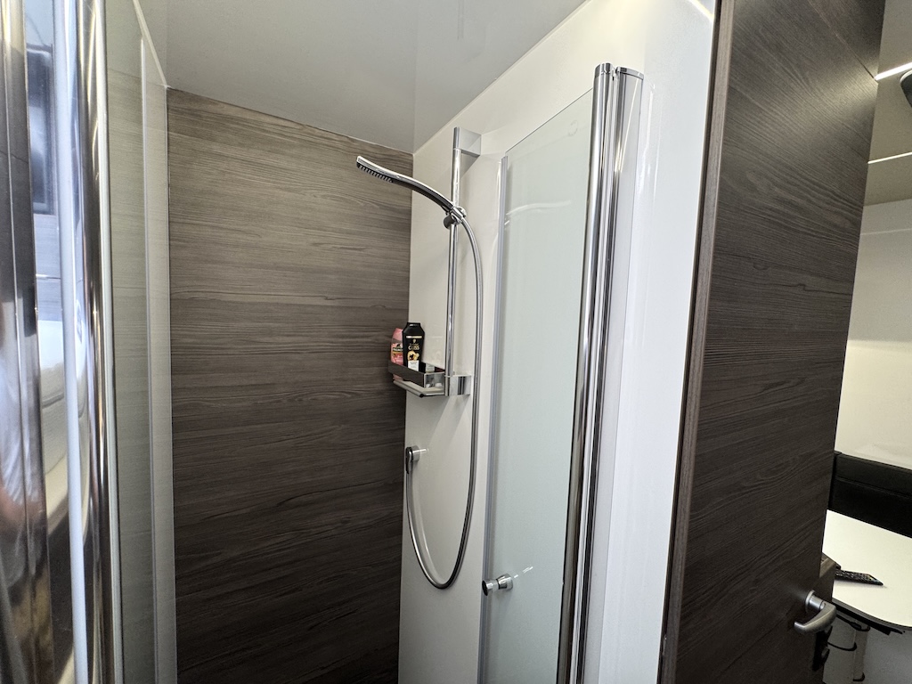 RJH Anhänger LUXUSWOHNWAGEN 3,5 Heckgarage Vollausstattung NEU