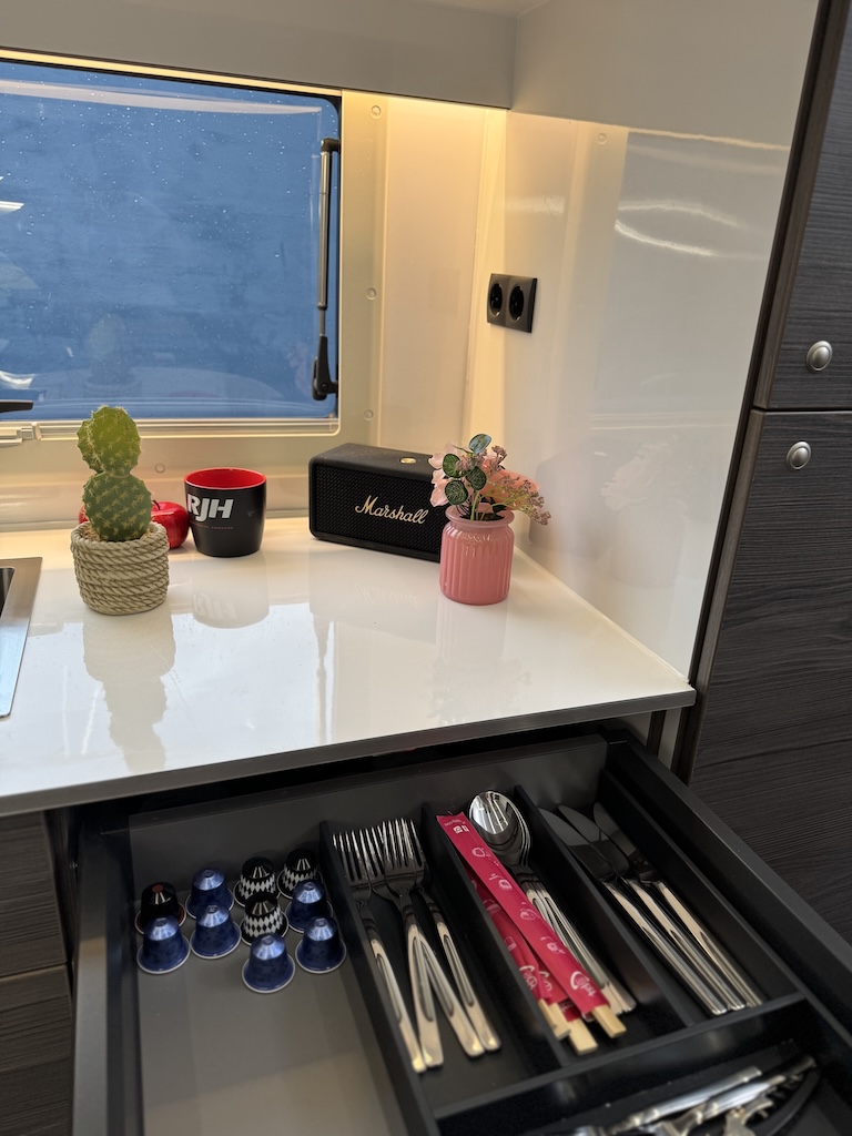 RJH Anhänger LUXUSWOHNWAGEN 3,5 Heckgarage Vollausstattung NEU