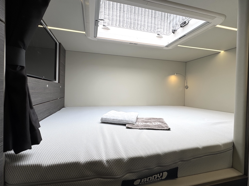 RJH Anhänger LUXUSWOHNWAGEN 3,5 Heckgarage Vollausstattung NEU